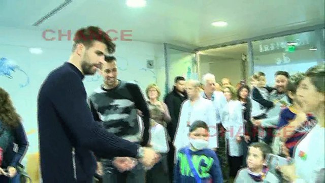 Piqué y Busquets reparten regalos a niños enfermos
