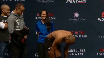 Une fille se rince l’oeil pendant la pesée des combattants de l'UFC