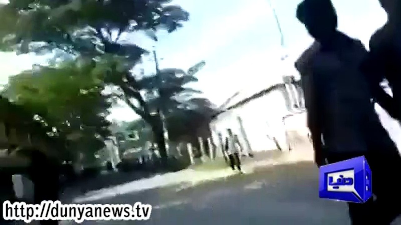 بھارت میں لڑکے نے سکول جاتی لڑکی پر تھپڑوں کی بارش کردی، دیکھئیے ویڈیو