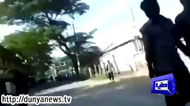 بھارت میں لڑکے نے سکول جاتی لڑکی پر تھپڑوں کی بارش کردی، دیکھئیے ویڈیو