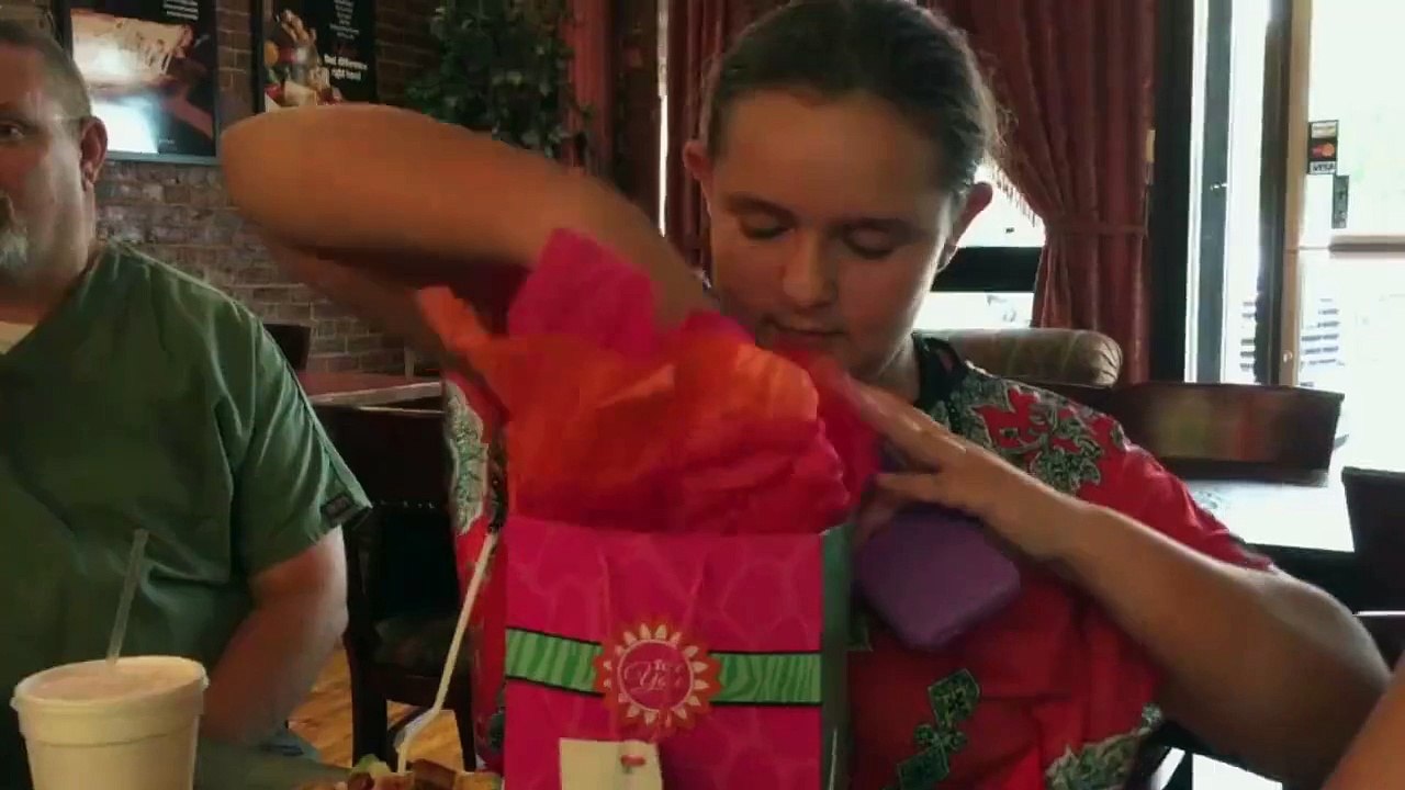 2 gamins très jaloux du cadeau de Noel de leur grande soeur!