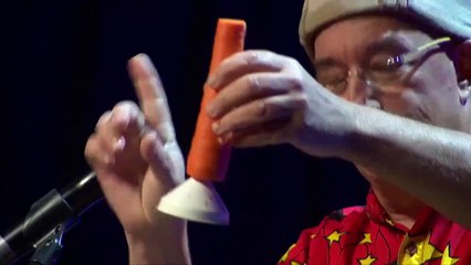 WOW what he does with carrot unbelieveable