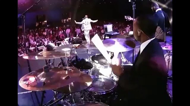 Jonathan McReynolds Sings Tribute to Kim Burrell at 2015 Essence Music Festival