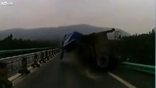 حادث انقلاب شاحنة غريب