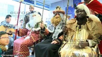 Télécharger la video: Los Reyes Magos entregan juguetes a niños necesitados