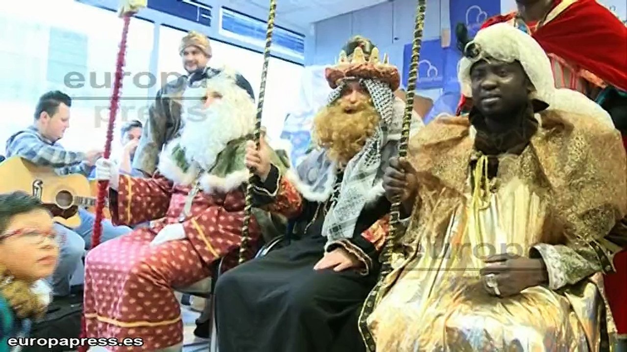 Los Reyes Magos entregan juguetes a niños necesitados