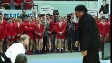 ستيفن سيغال يلقن الروس درساً