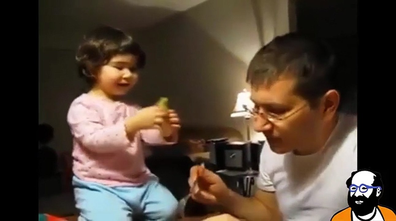 Minik afacan babasına neler neler söylüyor..