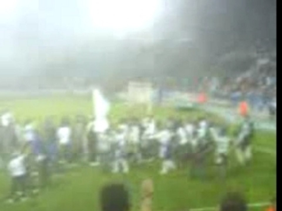 Les joueurs vont voir les supporters 2