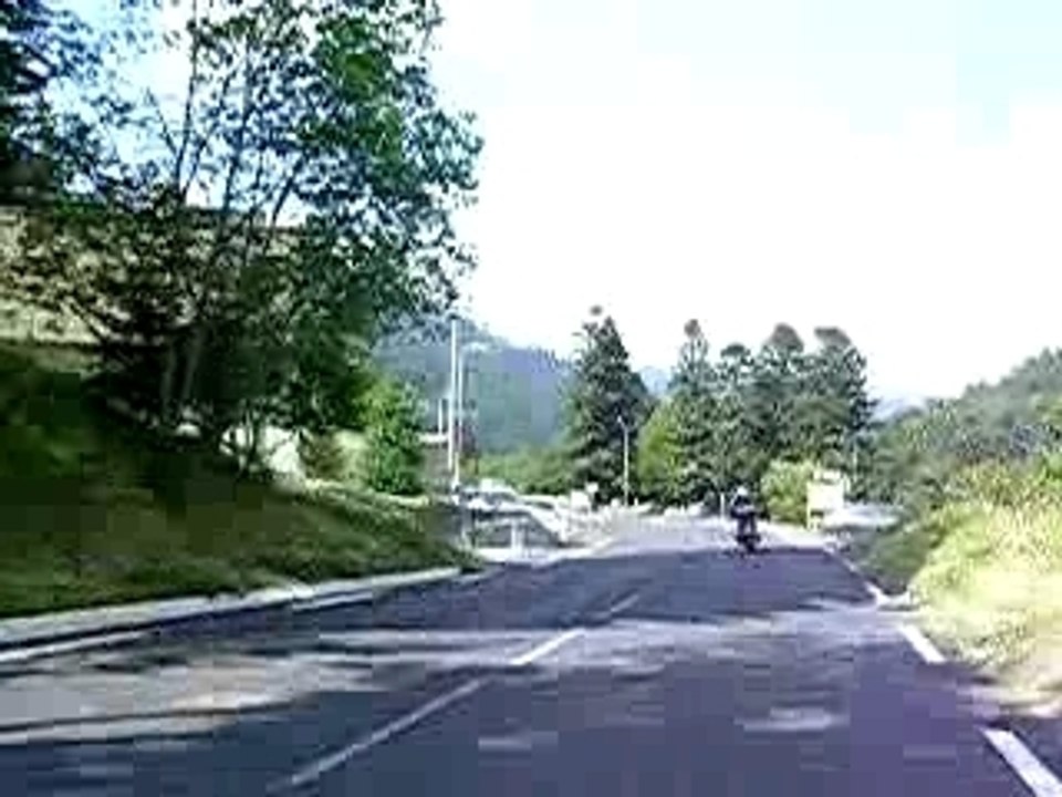 Jj descend en moto super lioran