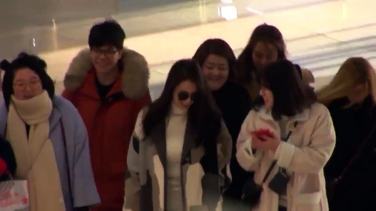 160107 Song Ji Hyo sets off to Beijing for Sina Weibo Night Awards (cr. TVDAILY)