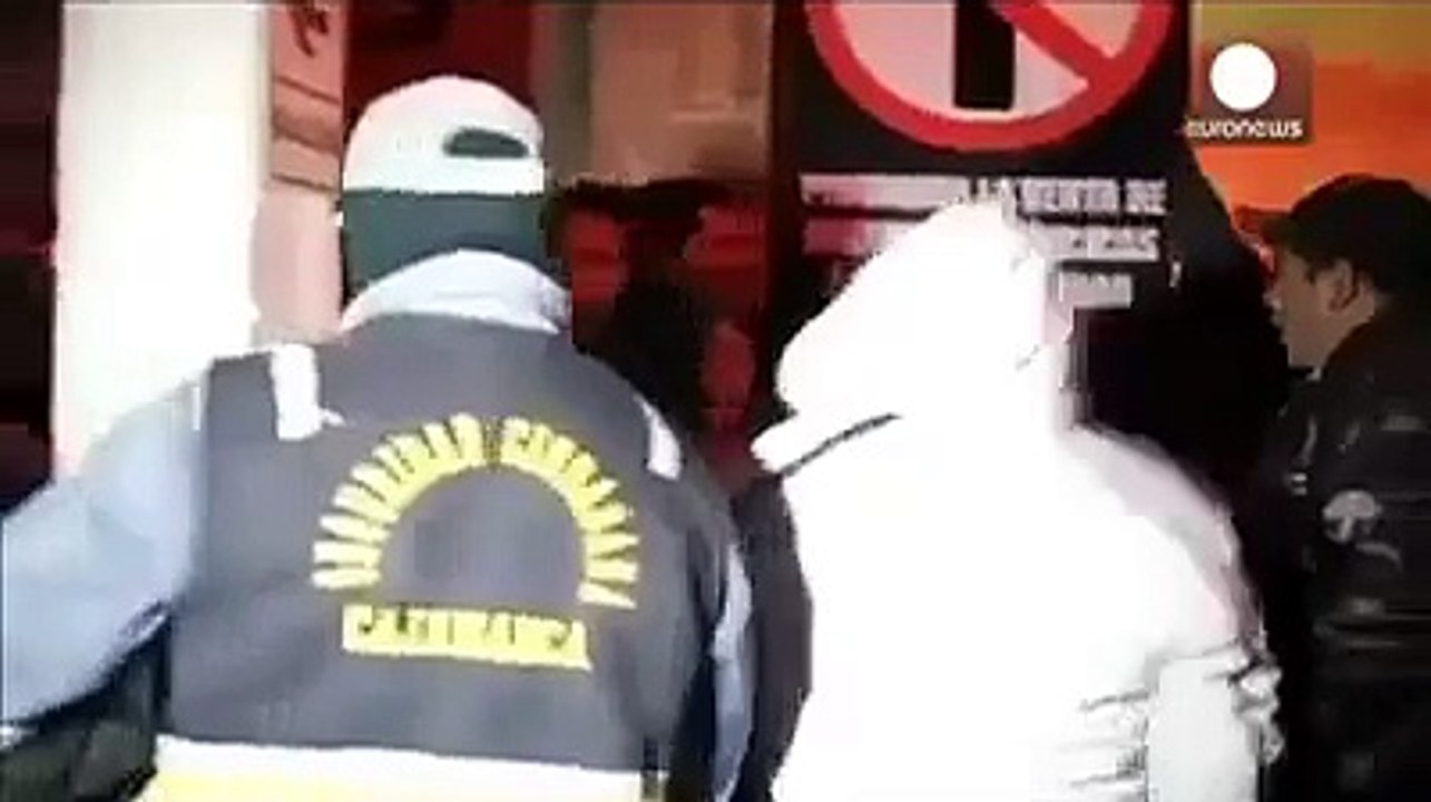 پولیس کا چھاپہ ۔۔۔۔ لڑکیاں شرمناک حالت میں گرفتار ۔۔۔۔ صرف اٹھارہ سال کے افراد یہ ویڈیو دیکھیں