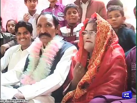 Gossips.Pk- عجیب خبریں فیصل آباد- پینتیس سال سے پیار، طالب نے بشیراں سے بیاہ کر ہی لیا