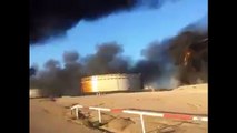 Depósitos de petróleo em chamas na Líbia
