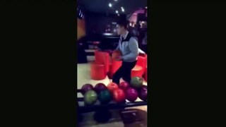 Il détruit le plafond du bowling en tentant un strike ! #humour #accident