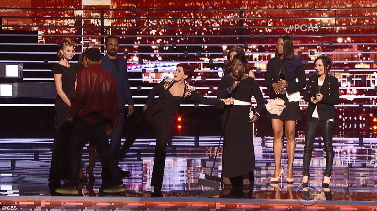 Incident en direct à la télé américaine: Un homme surgit sur la scène des People Choice Awards