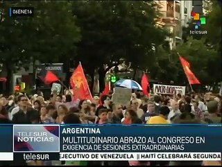 Argentinos se movilizan contra decretos de Macri