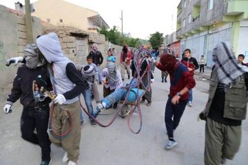 PKK'lılar, Ambulansları Durdurup İçindeki Malzemeleri Yağmalıyor!