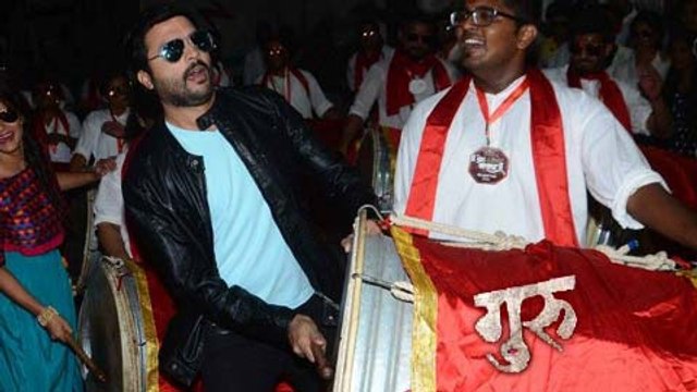 (video) Ankush Chaudhari Playing Dhol | New Poster Launch | Guru Marathi Movie | Urmila Kanetkar