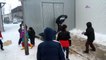 Bataille de boules de neige entre un policier et des enfants réfugiés syriens. Moment de pur bonheur!