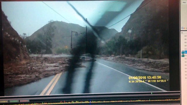 Un automobiliste face à une crue éclaire en pleine route en californie essaie de s'échapper