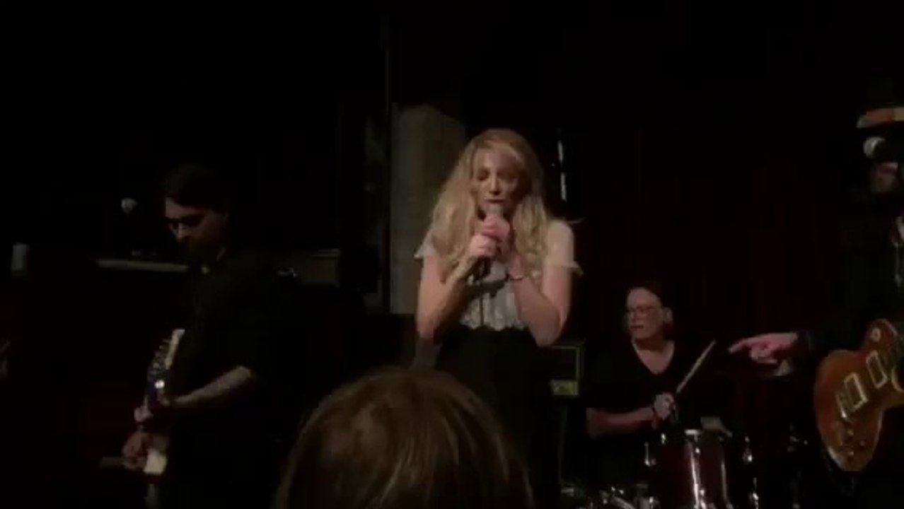 Courtney Love singing -Creep-