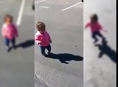طفلة صغيرة تخاف من ظلها بشكل طريف . ههههه