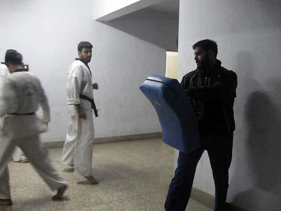 adil bin talat pakistan taekwondo champion spin middle kick 2010