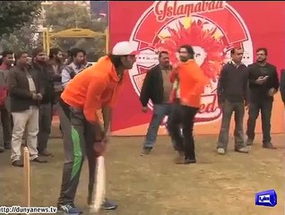 Wasim Akram Plays Tape Ball Cricket To Support Islamabad In PSL - Cricket Videos