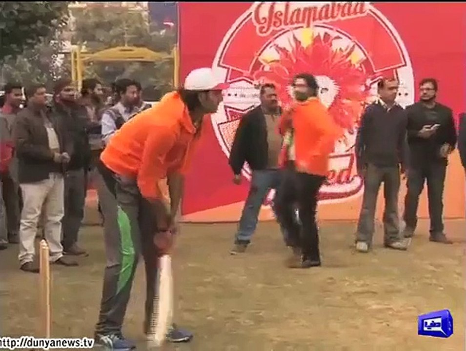 Wasim Akram Plays Tape Ball Cricket To Support Islamabad In PSL - Cricket Videos