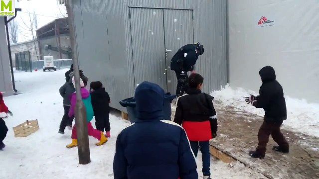 МОТИКА: Полицијата се степа со група бегалци во камп во Холандија