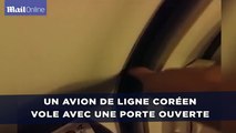 Un avion de ligne coréen vole avec une porte ouverte