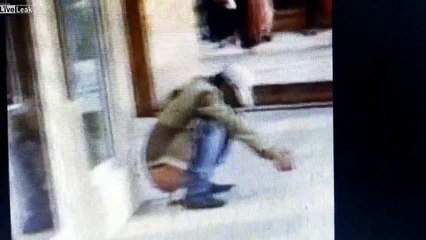 Un mec bourré fait caca sur un trottoir et tombe dedans