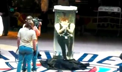 Kadın Sihirbaz Az Daha Boğuluyordu