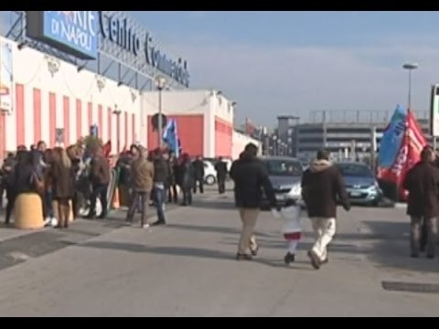 Afragola (NA) - Ipercoop, lavoratori protestano contro tagli (19.12.15)