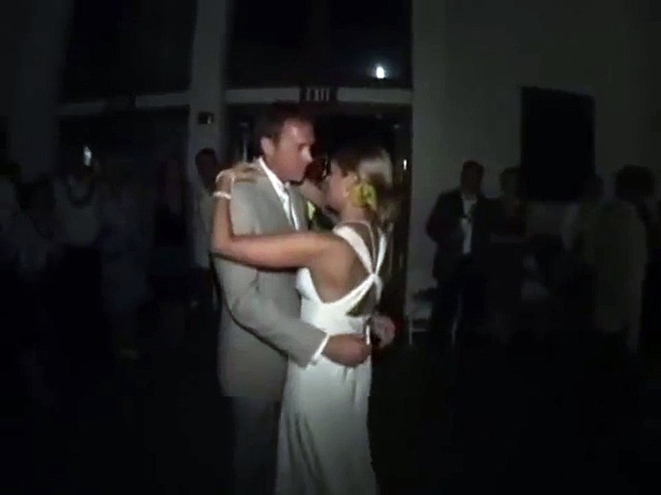 Un couple entame le bal de son mariage et enfla...