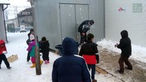 Bataille de boule de neige entre enfants réfugiés et policiers serbes