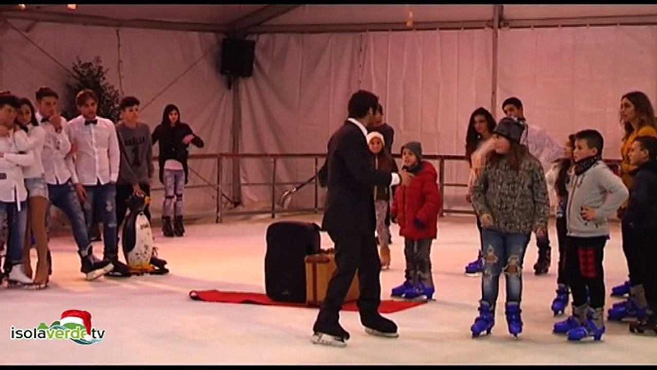 GIOCHI E ACROBAZIE SULLA PISTA DI PATTINAGGIO