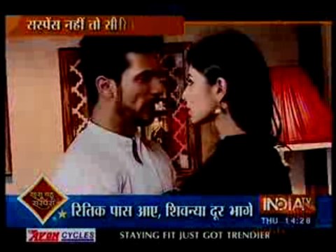Ritik Ne Shivnanya Ko Liya Apni Baahon Mein Jisse Shivnanya Hue Ritik Par Gussa 7th January 2016 Naagin
