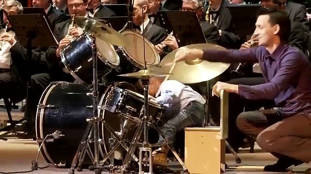 Ha solo 3 anni ma si esibisce con un'orchestra: questo baby batterista è straordinario!