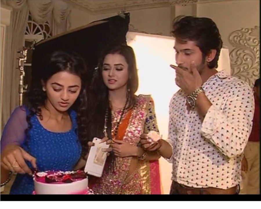 Swaragini-Helly Shah Birthday Special On Swaragini Set