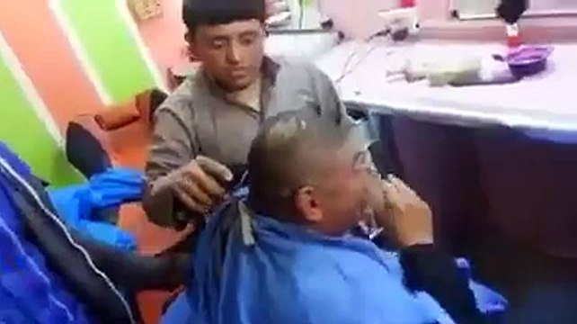 pagal khany sy pagal kis tarah cuting kerty hain very funny video