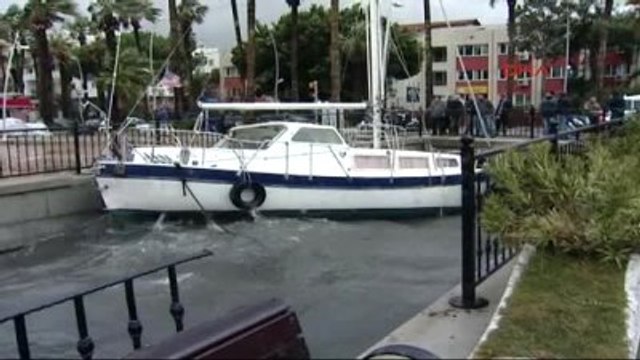 Marmaris Şiddetli Lodos Yüzünden Yelkenli Tekne Az Daha Batıyordu