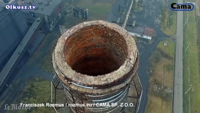 La destruction de deux cheminées géantes filmées par un drone