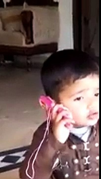 Chotte kids ko mobile pe bate karte dakhye
