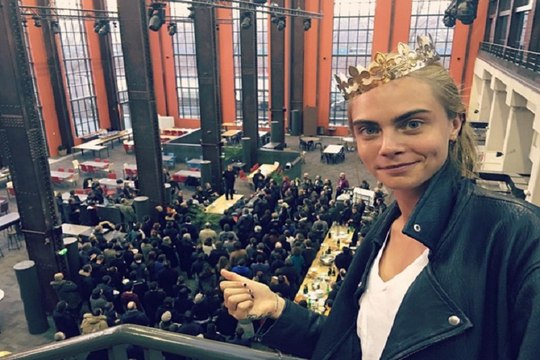 Cara Delevingne se burla de Ashton Kutcher y Mila Kunis