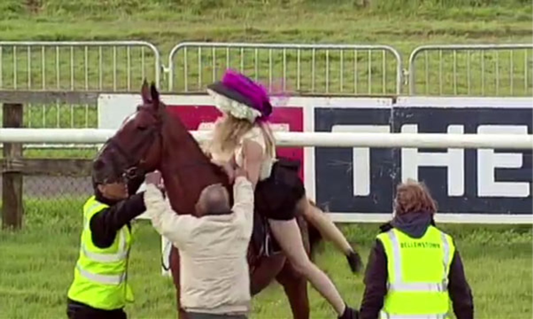 ⁣Girl steals horse during Horse Race