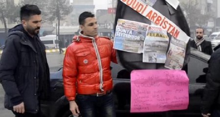 Tek başına savaşları protesto etmek istedi, alay ettiler