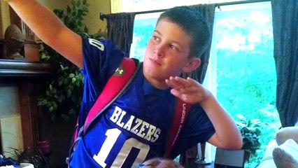 Sa soeur est prisonnière d'un fauteuil roulant depuis ses 2 ans, alors il révèle ceci et fond en larmes...