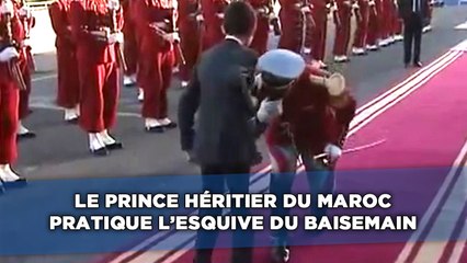 Le prince héritier du Maroc pratique l'esquive du baisemain